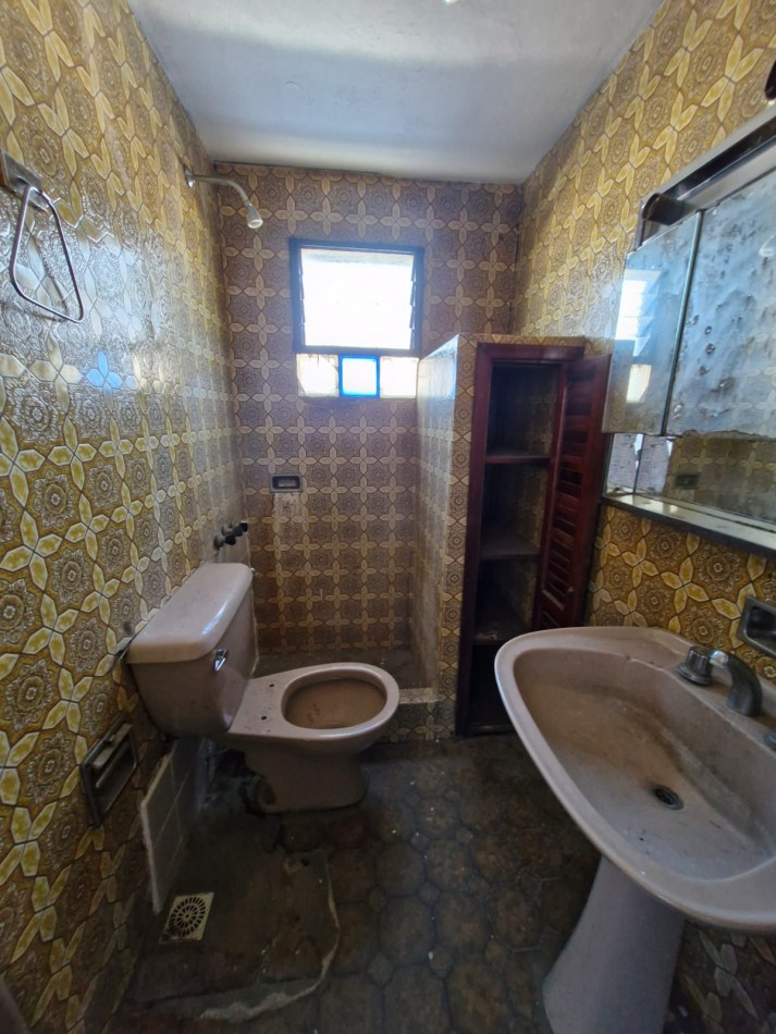 GALPON EN ALQUILER DE 760 M2 EN P.B. CON SALIDA A 2 CALLES, MAS CASA DE 4 AMBIENTES EN P.A. DE 70 M2