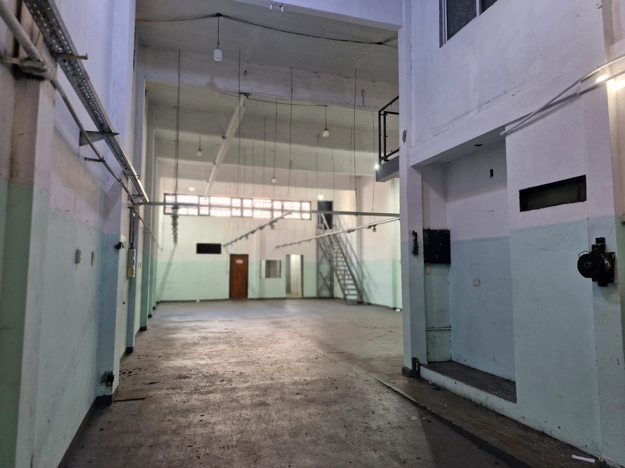 GALPON EN ALQUILER EN PIÑEYRO. 480 M2 EN DOS PLANTAS MAS UN ENTREPISO