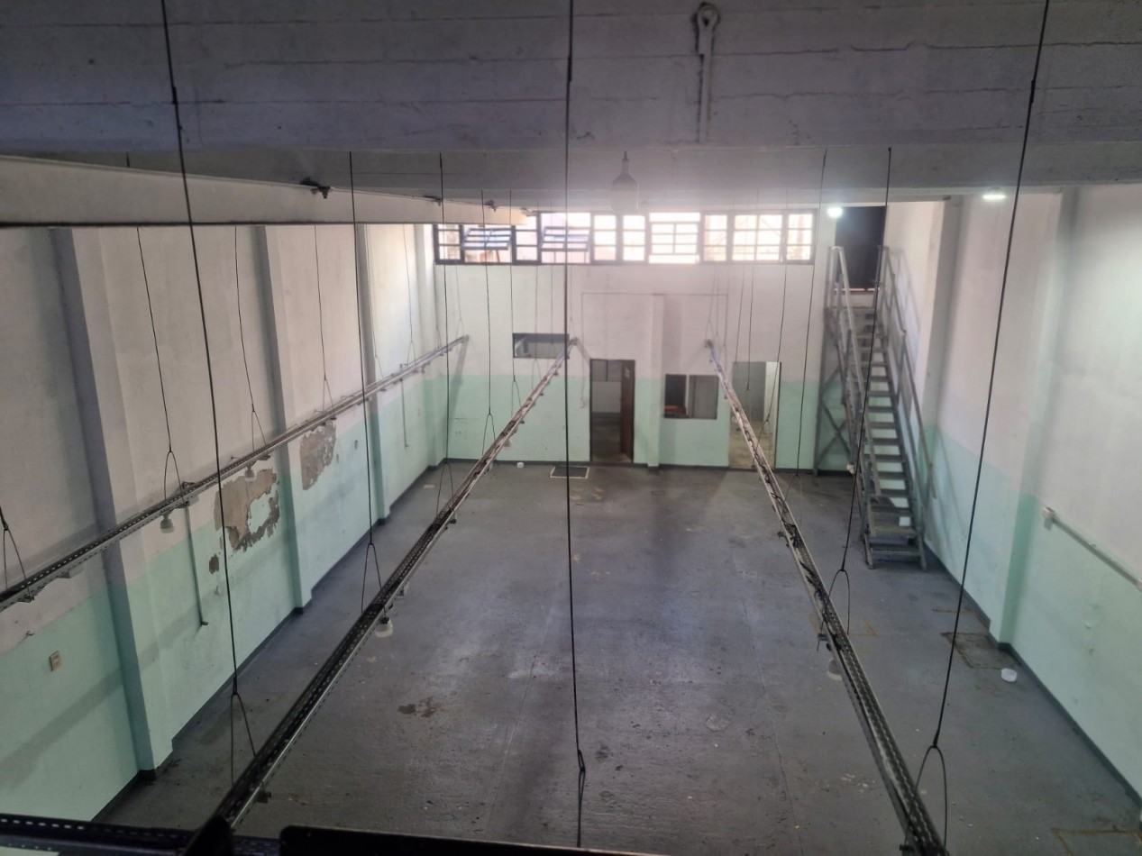 GALPON EN ALQUILER EN PIÑEYRO. 480 M2 EN DOS PLANTAS MAS UN ENTREPISO