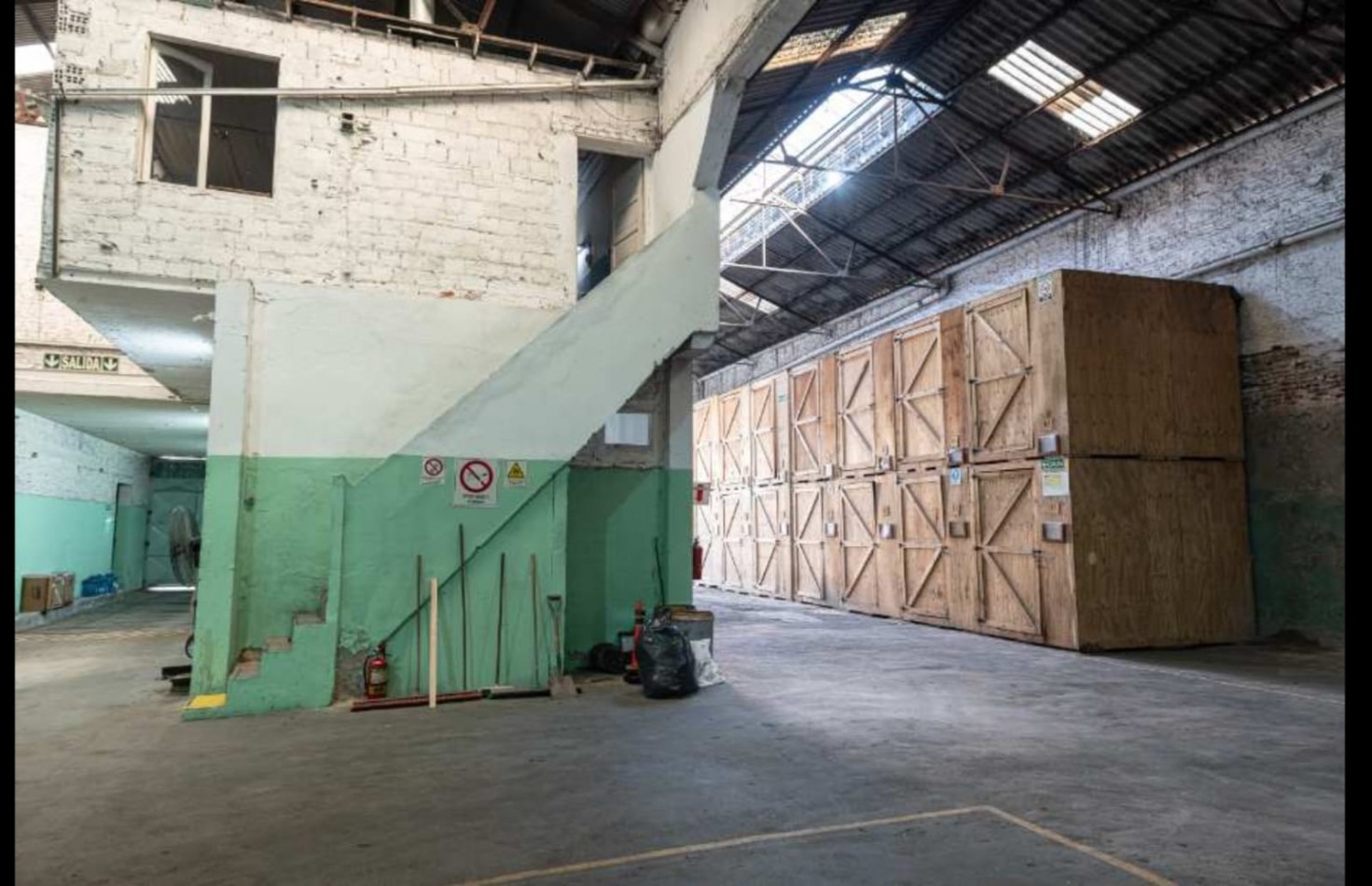 AVELLANEDA CENTRO - GALPON EN ALQUILER DE 1500 M2 N PLANTA BAJA MAS 200 M2 EN PLANTA ALTA