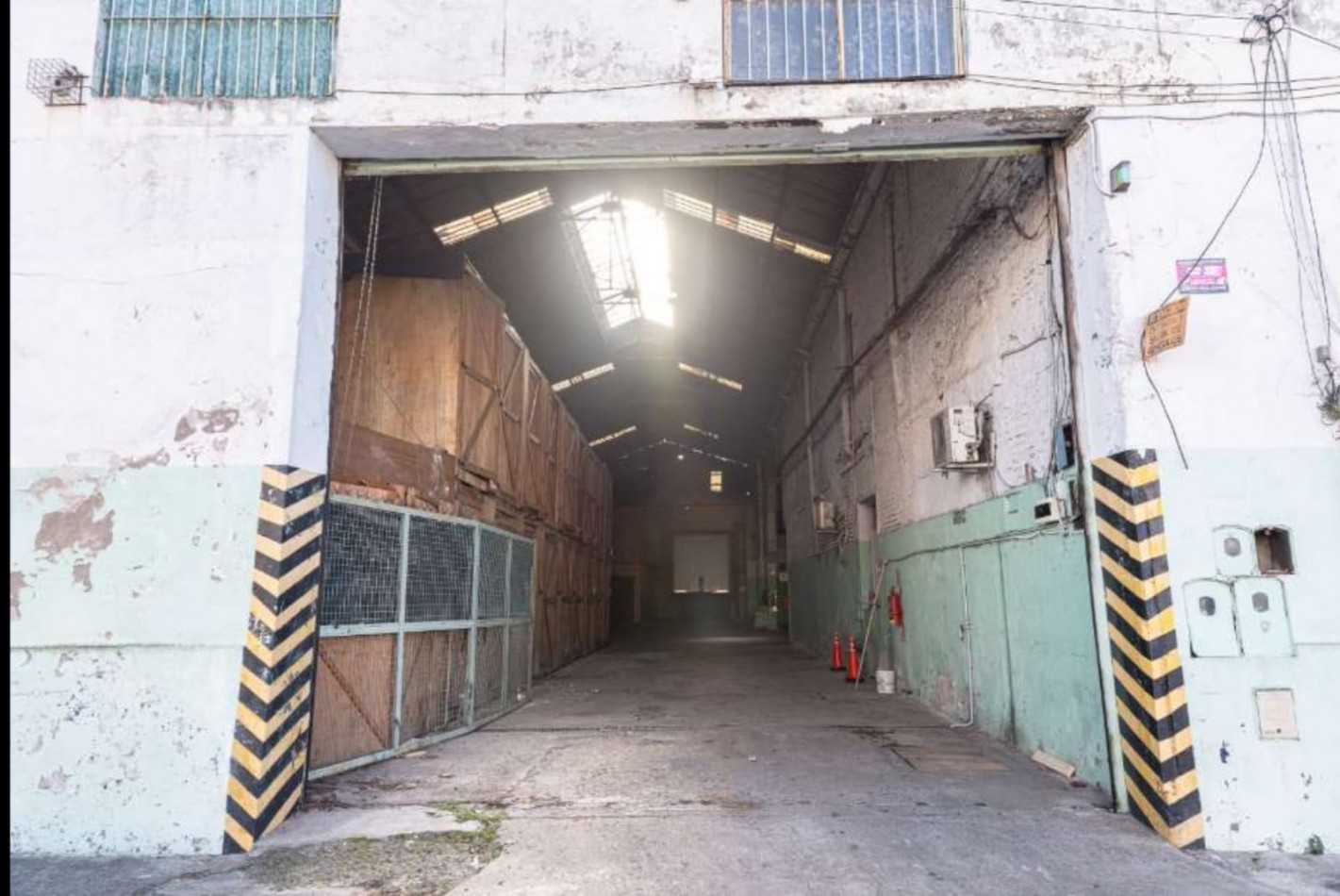 AVELLANEDA CENTRO - GALPON EN ALQUILER DE 1500 M2 N PLANTA BAJA MAS 200 M2 EN PLANTA ALTA