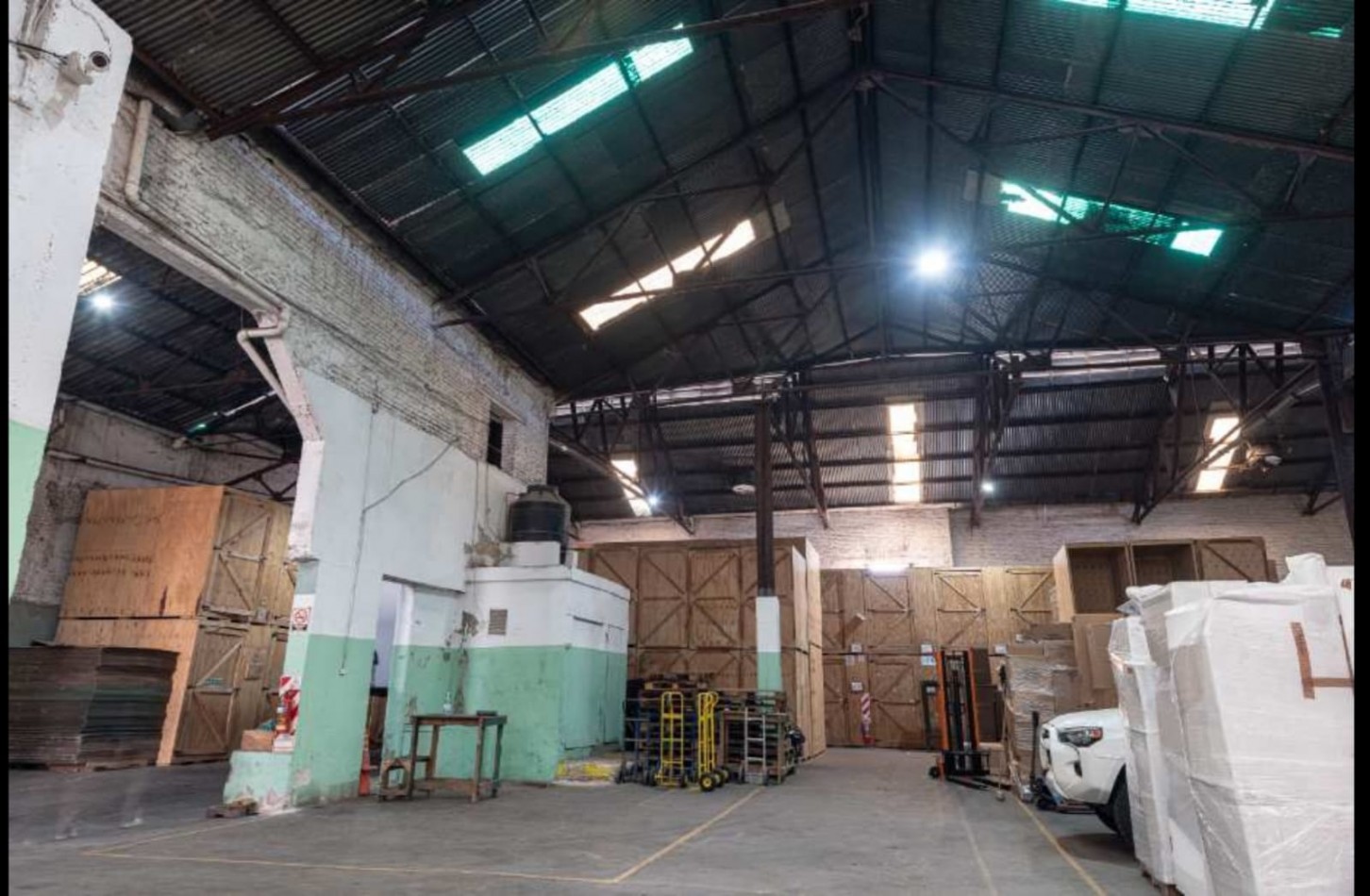 AVELLANEDA CENTRO - GALPON EN ALQUILER DE 1500 M2 N PLANTA BAJA MAS 200 M2 EN PLANTA ALTA