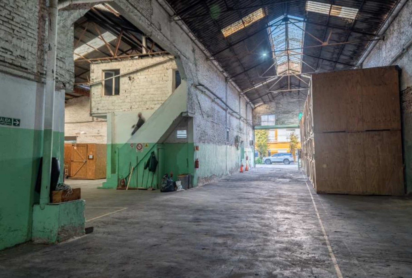 AVELLANEDA CENTRO - GALPON EN ALQUILER DE 1500 M2 N PLANTA BAJA MAS 200 M2 EN PLANTA ALTA