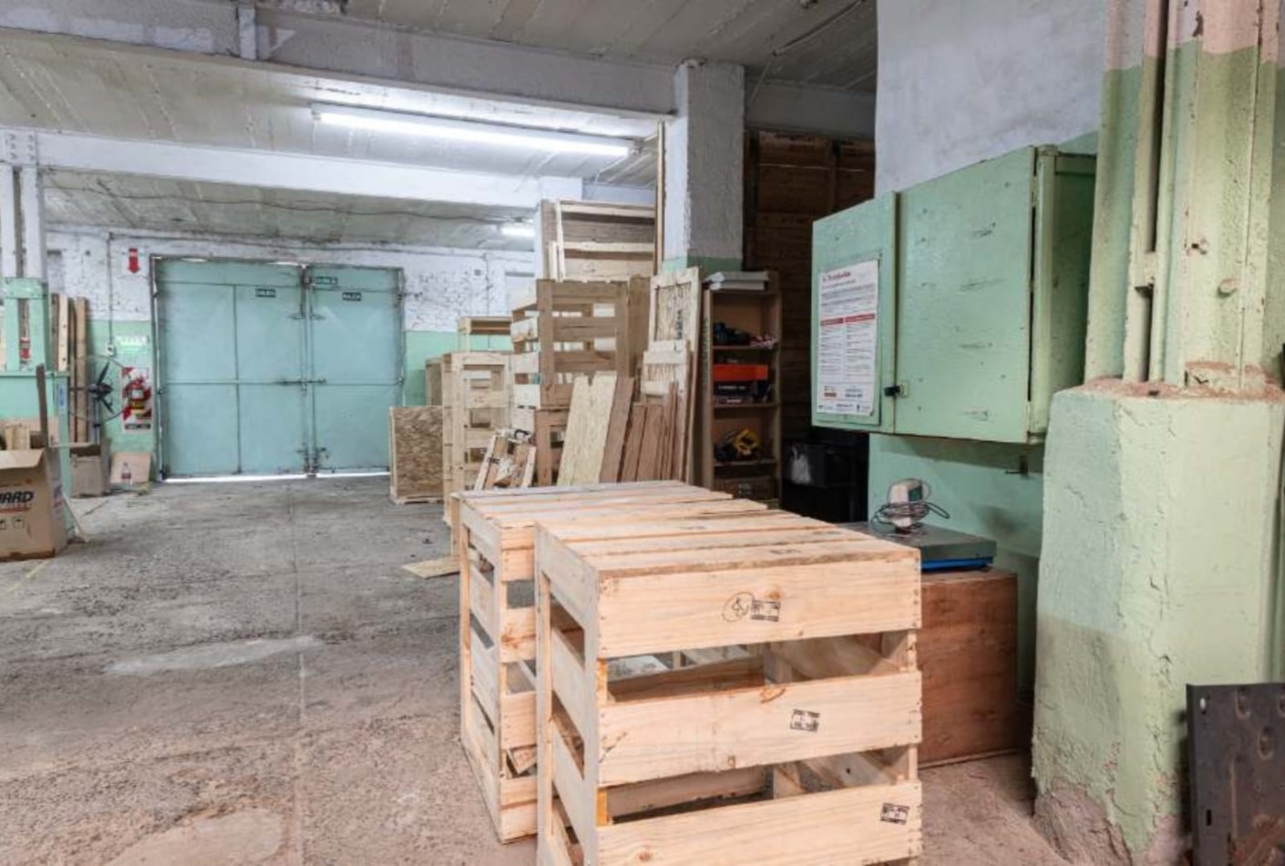 AVELLANEDA CENTRO - GALPON EN ALQUILER DE 1500 M2 N PLANTA BAJA MAS 200 M2 EN PLANTA ALTA