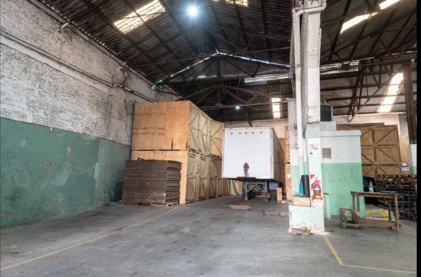 AVELLANEDA CENTRO - GALPON EN ALQUILER DE 1500 M2 N PLANTA BAJA MAS 200 M2 EN PLANTA ALTA
