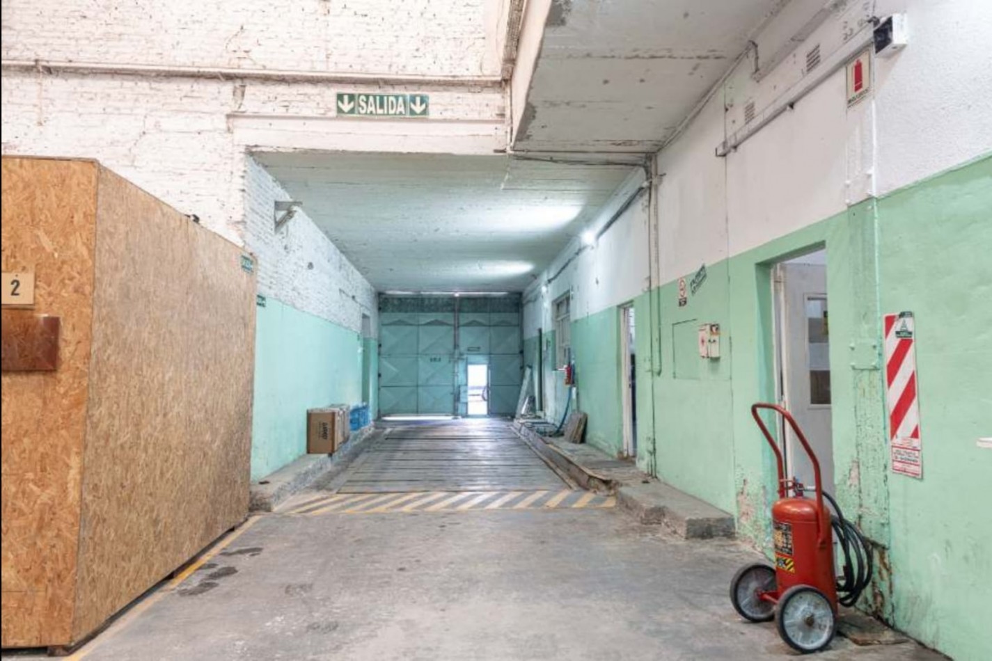 AVELLANEDA CENTRO - GALPON EN ALQUILER DE 1500 M2 N PLANTA BAJA MAS 200 M2 EN PLANTA ALTA