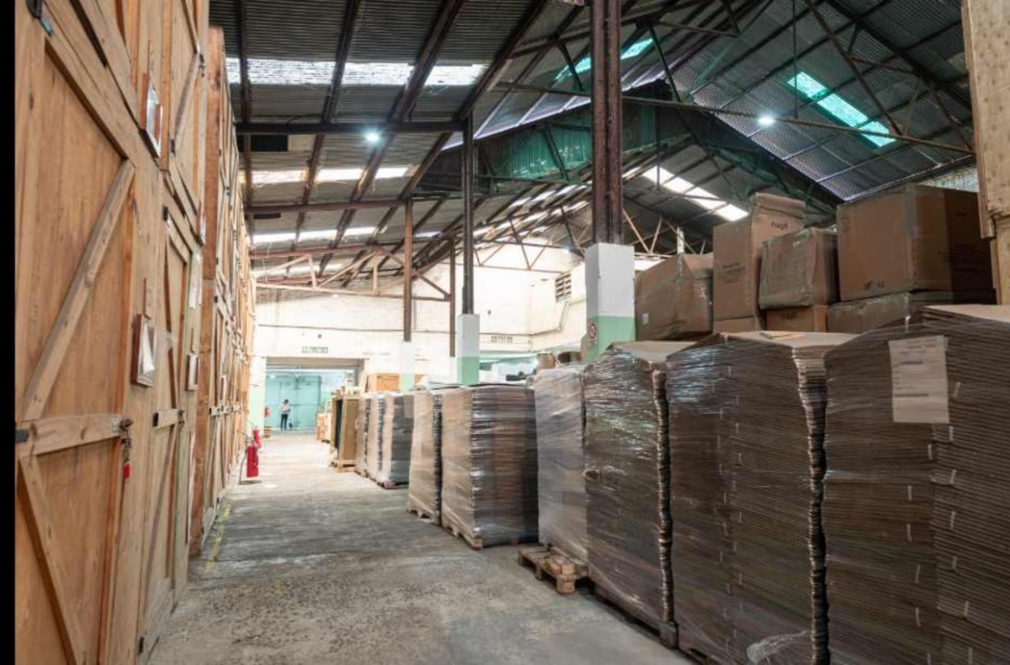 AVELLANEDA CENTRO - GALPON EN ALQUILER DE 1500 M2 N PLANTA BAJA MAS 200 M2 EN PLANTA ALTA