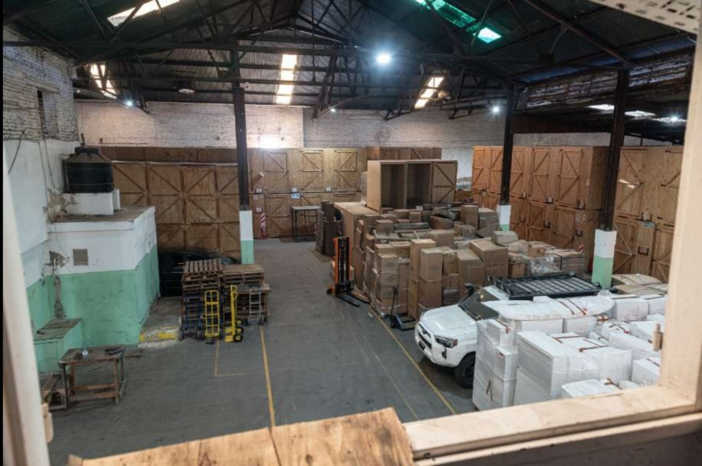 AVELLANEDA CENTRO - GALPON EN ALQUILER DE 1500 M2 N PLANTA BAJA MAS 200 M2 EN PLANTA ALTA