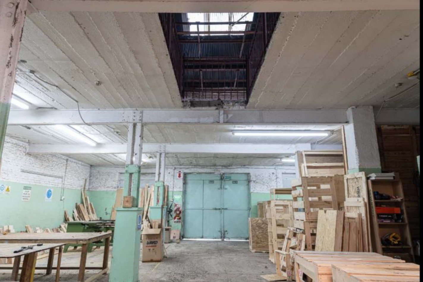 AVELLANEDA CENTRO - GALPON EN ALQUILER DE 1500 M2 N PLANTA BAJA MAS 200 M2 EN PLANTA ALTA