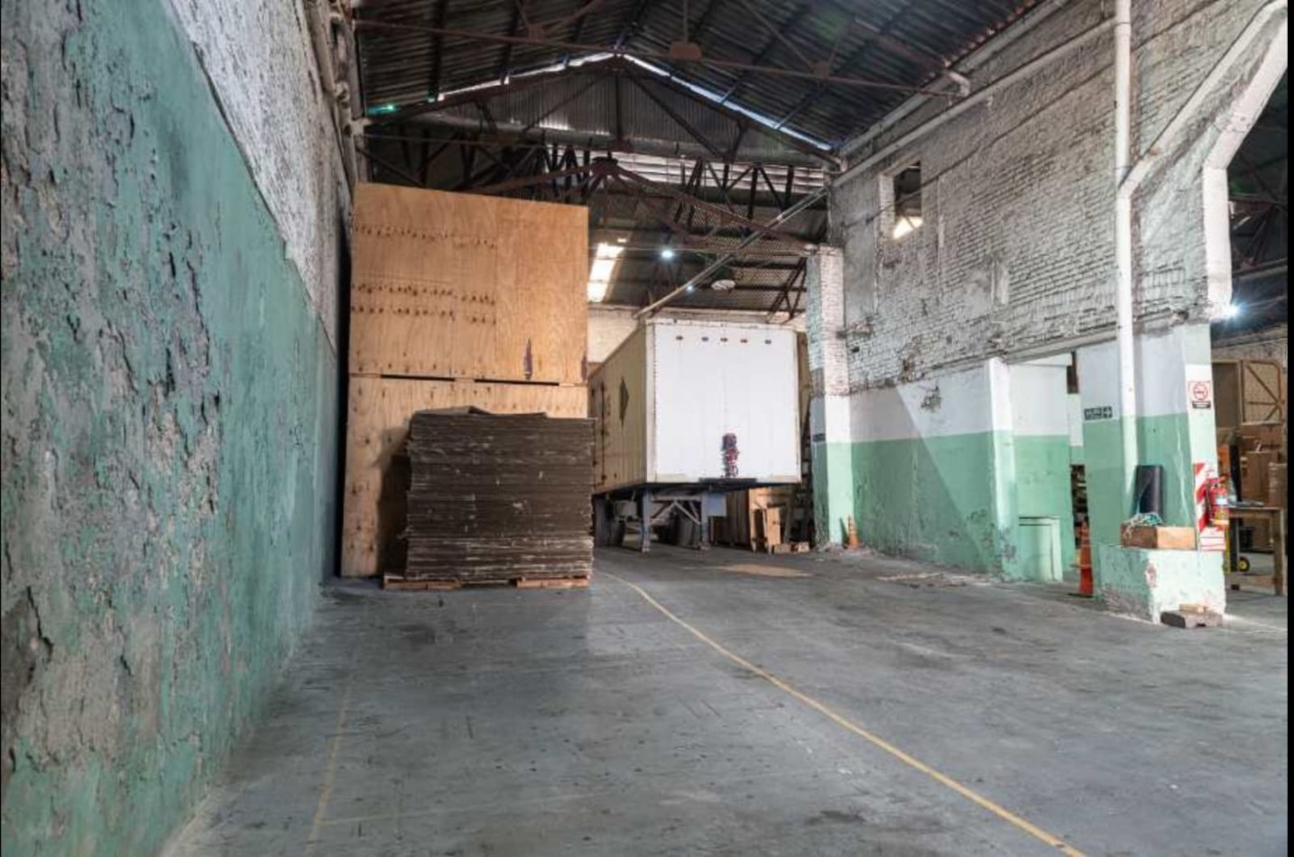 AVELLANEDA CENTRO - GALPON EN ALQUILER DE 1500 M2 N PLANTA BAJA MAS 200 M2 EN PLANTA ALTA