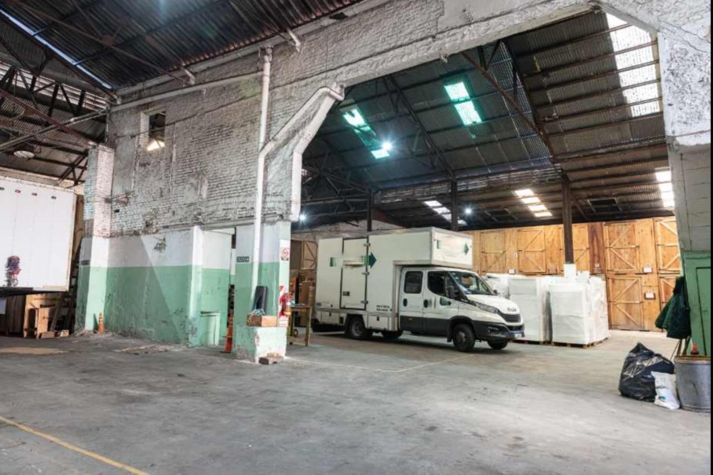 AVELLANEDA CENTRO - GALPON EN ALQUILER DE 1500 M2 N PLANTA BAJA MAS 200 M2 EN PLANTA ALTA