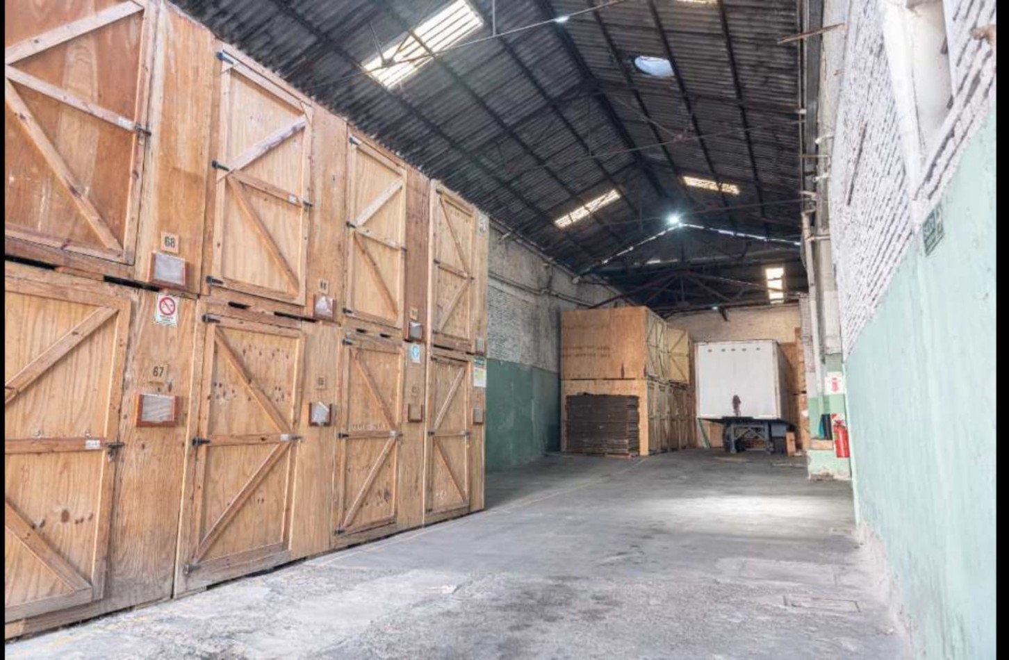 AVELLANEDA CENTRO - GALPON EN ALQUILER DE 1500 M2 N PLANTA BAJA MAS 200 M2 EN PLANTA ALTA