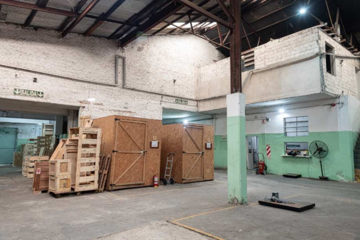 AVELLANEDA CENTRO - GALPON EN ALQUILER DE 1500 M2 N PLANTA BAJA MAS 200 M2 EN PLANTA ALTA