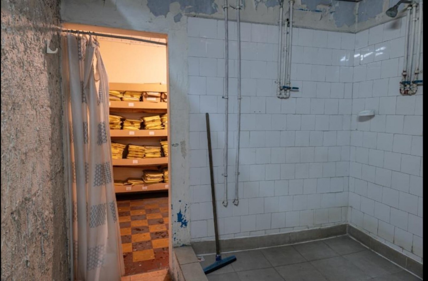 AVELLANEDA CENTRO - GALPON EN ALQUILER DE 1500 M2 N PLANTA BAJA MAS 200 M2 EN PLANTA ALTA