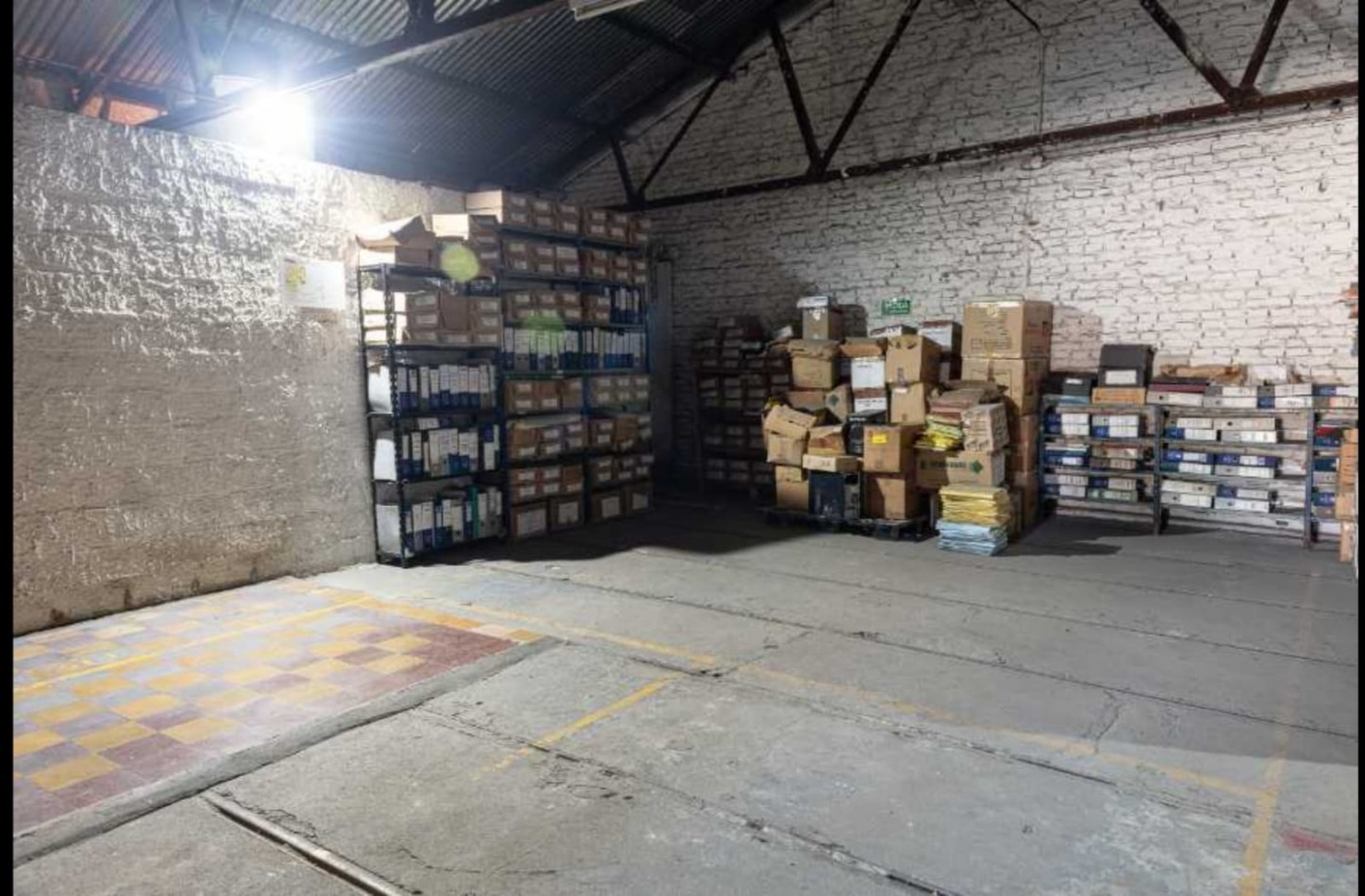 AVELLANEDA CENTRO - GALPON EN ALQUILER DE 1500 M2 N PLANTA BAJA MAS 200 M2 EN PLANTA ALTA