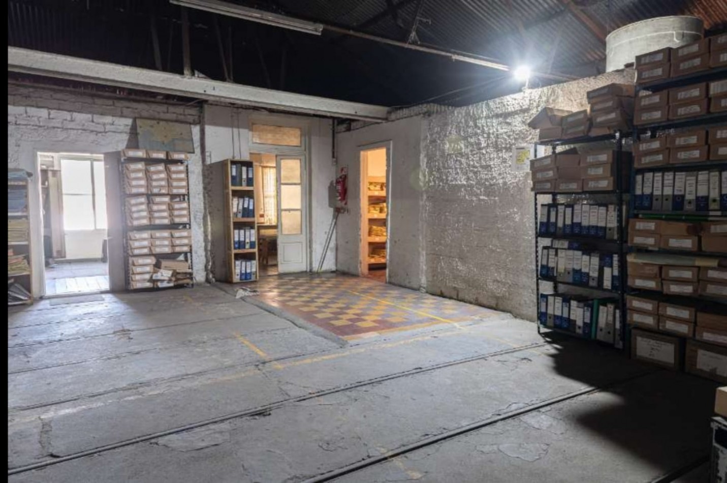 AVELLANEDA CENTRO - GALPON EN ALQUILER DE 1500 M2 N PLANTA BAJA MAS 200 M2 EN PLANTA ALTA