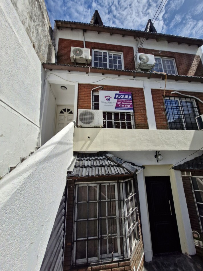 AVELLANEDA CENTRO - ALQUILER DE TRIPLEX DE 4 AMBIENTES CON PATIO