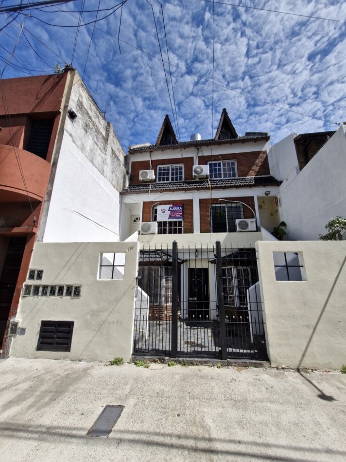 AVELLANEDA CENTRO - ALQUILER DE TRIPLEX DE 4 AMBIENTES CON PATIO