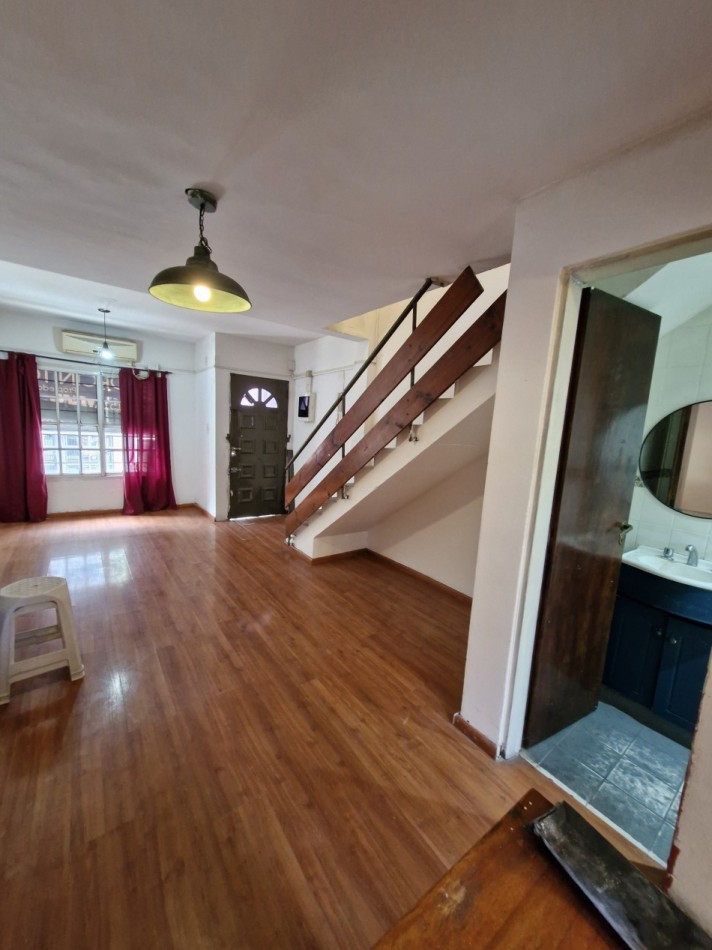 AVELLANEDA CENTRO - ALQUILER DE TRIPLEX DE 4 AMBIENTES CON PATIO