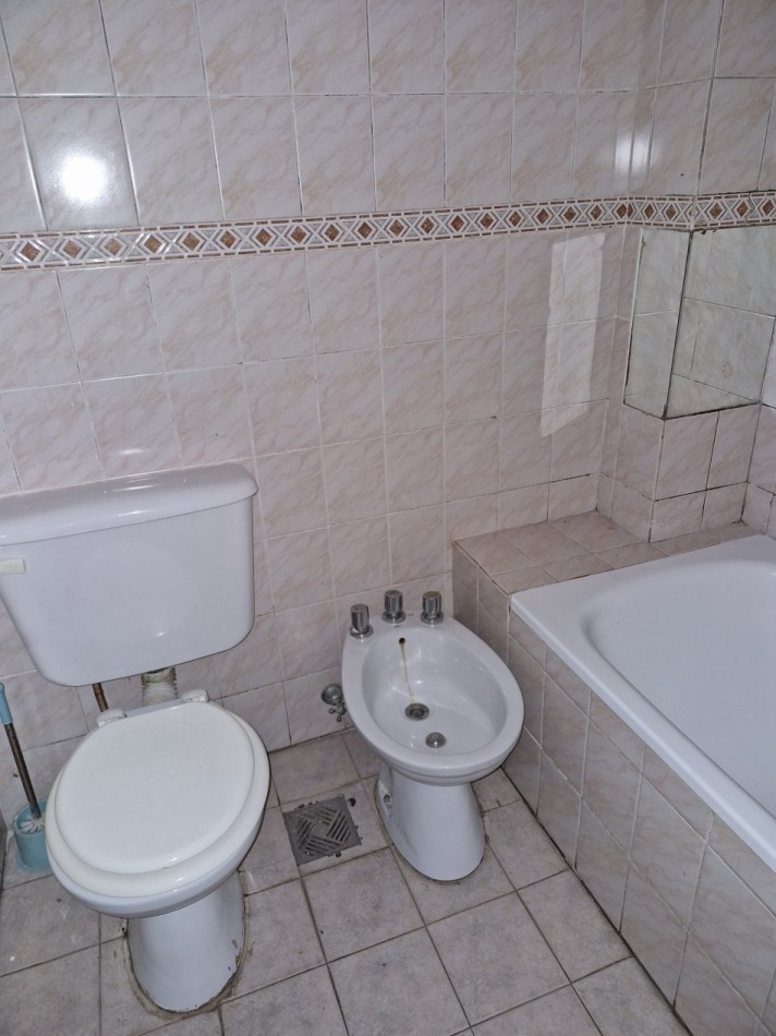 AVELLANEDA CENTRO - ALQUILER DE TRIPLEX DE 4 AMBIENTES CON PATIO