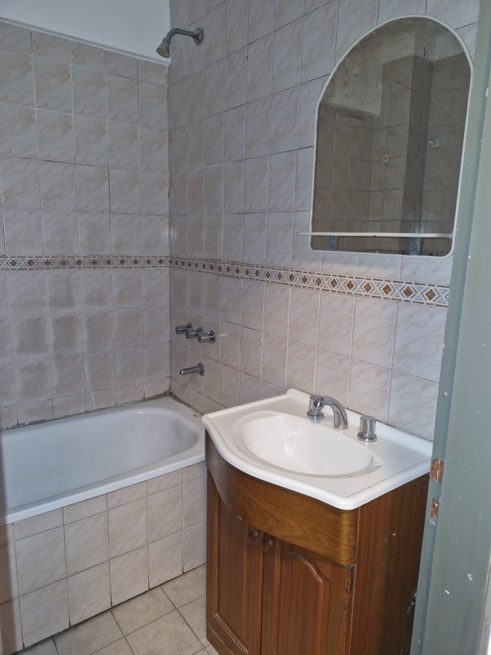 AVELLANEDA CENTRO - ALQUILER DE TRIPLEX DE 4 AMBIENTES CON PATIO