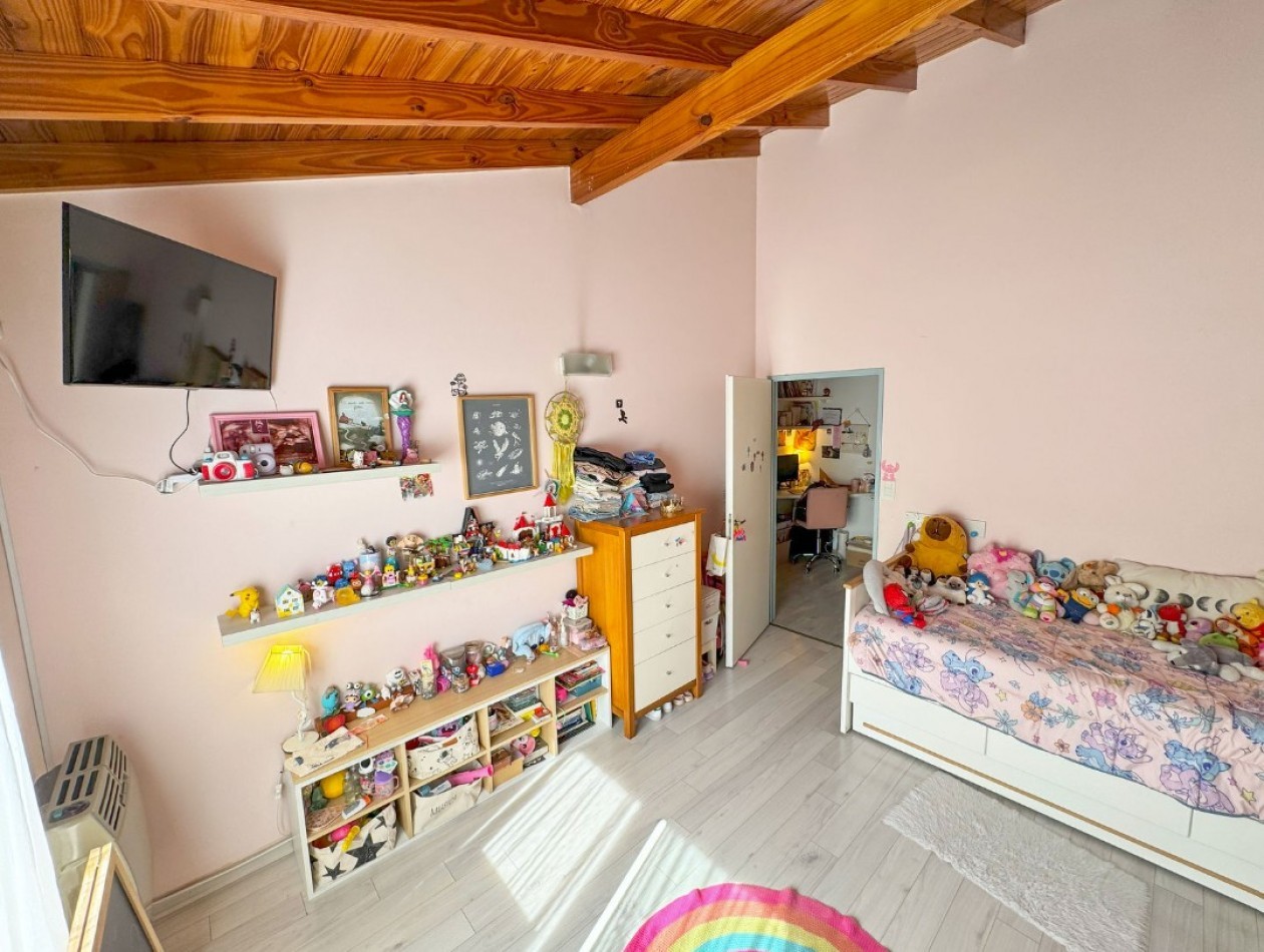 Piso de 4 ambientes con cochera cubierta y 2 Bauleras