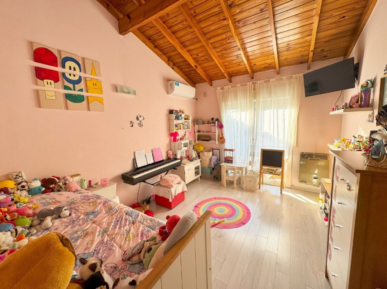 Piso de 4 ambientes con cochera cubierta y 2 Bauleras