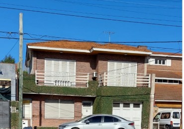 HERMOSA CASA DE 6 AMBIENTES CONSTRUIDA EN 2 PLANTAS SOBRE LOTE DE 330 M2