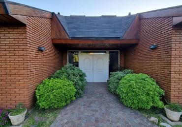 Hermosa casa tipo chalet en Barrio Cerrado - Escobar