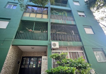 LANUS ESTE. DEPARTAMENTO DE 3 AMBIENTES EN PRIMER PISO POR ESCALERA.