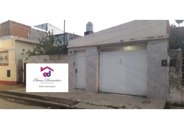 CASA DE CONSTRUCCION MIXTA EN DOS PLANTAS. 3 AMBIENTES. GARAJE, JARDIN Y PATIO.