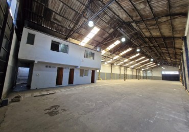 AVELLANEDA. ALQUILER DE GALPON DE 708 M2 CUBIERTOS EN PLANTA BAJA, MAS OFICINAS, KITCHENETTES, BAÑOS Y VESTUARIOS. CON SALIDA A DOS CALLES