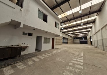 AVELLANEDA. ALQUILER DE NAVE INDUSTRIAL DE 1180 M2 CUBIERTOS EN PLANTA BAJA. CON SALIDA A DOS CALLES, OFICINAS, KITCHENETTES, BAÑOS Y VESTUARIOS.