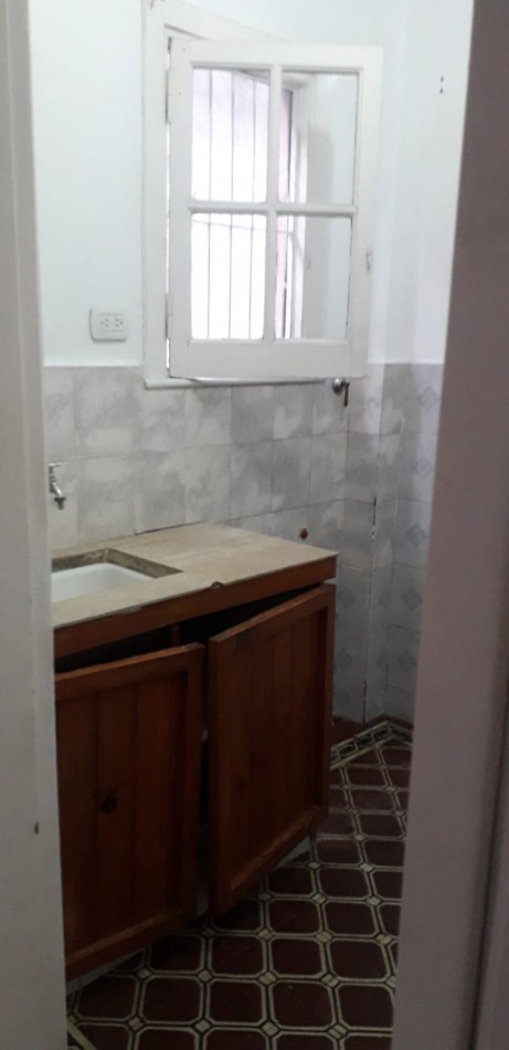 PH EN ALQUILER DE 2 AMBIENTES CON PATIO EN SARANDI - CON DETALLES