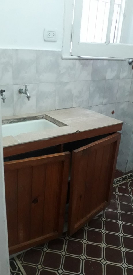 PH EN ALQUILER DE 2 AMBIENTES CON PATIO EN SARANDI - CON DETALLES