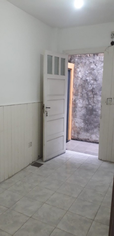 PH EN ALQUILER DE 2 AMBIENTES CON PATIO EN SARANDI - CON DETALLES