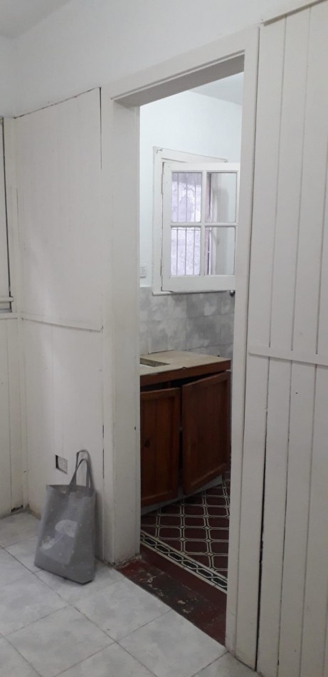 PH EN ALQUILER DE 2 AMBIENTES CON PATIO EN SARANDI - CON DETALLES