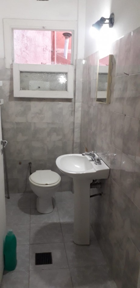PH EN ALQUILER DE 2 AMBIENTES CON PATIO EN SARANDI - CON DETALLES