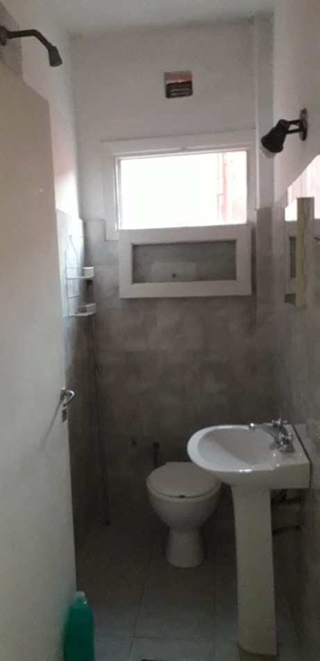 PH EN ALQUILER DE 2 AMBIENTES CON PATIO EN SARANDI - CON DETALLES