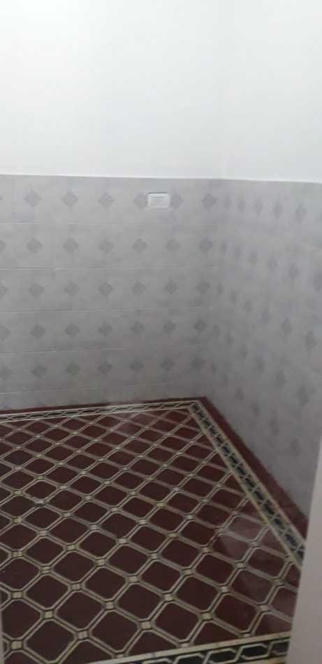 PH EN ALQUILER DE 2 AMBIENTES CON PATIO EN SARANDI - CON DETALLES