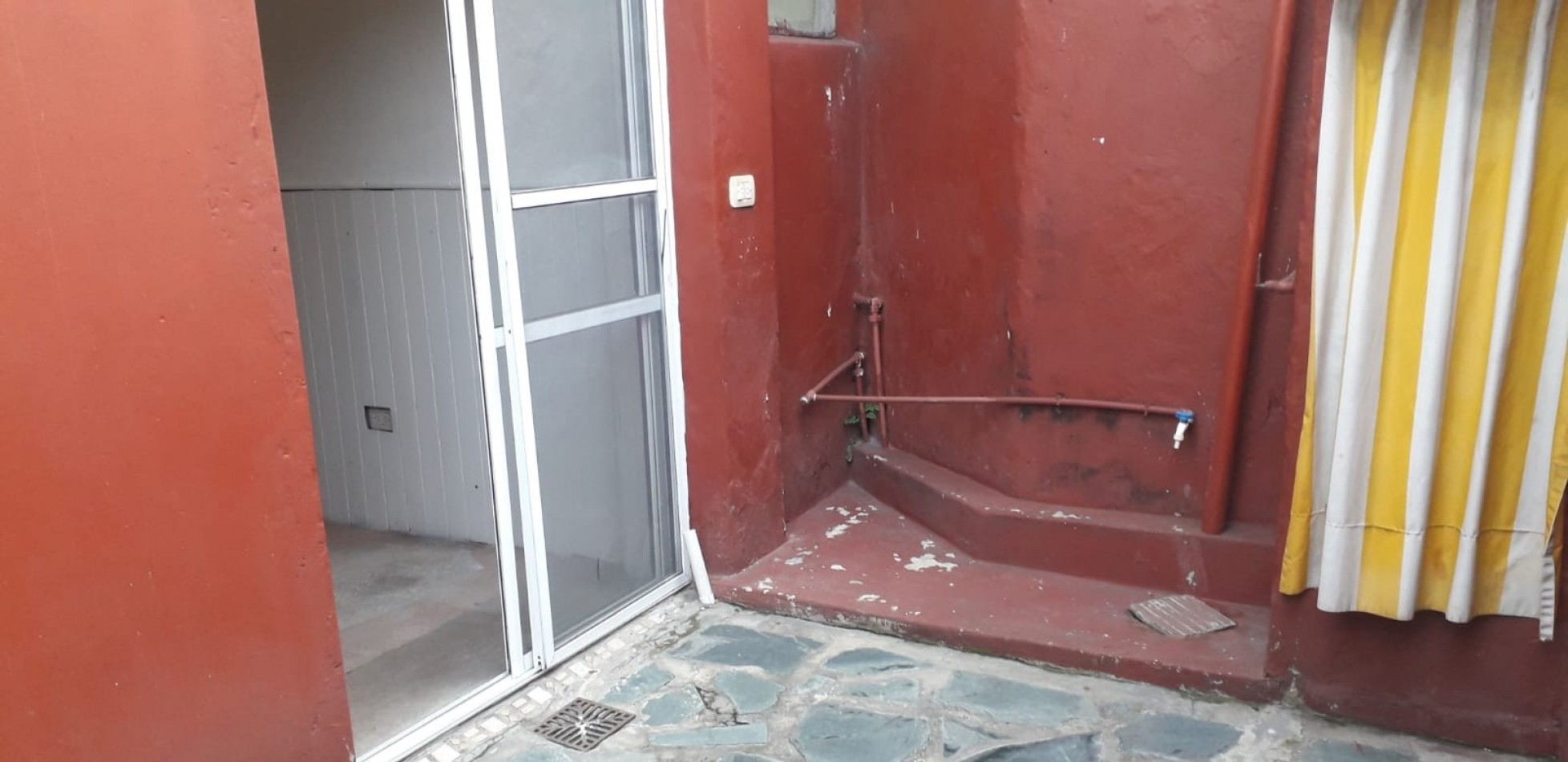 PH EN ALQUILER DE 2 AMBIENTES CON PATIO EN SARANDI - CON DETALLES