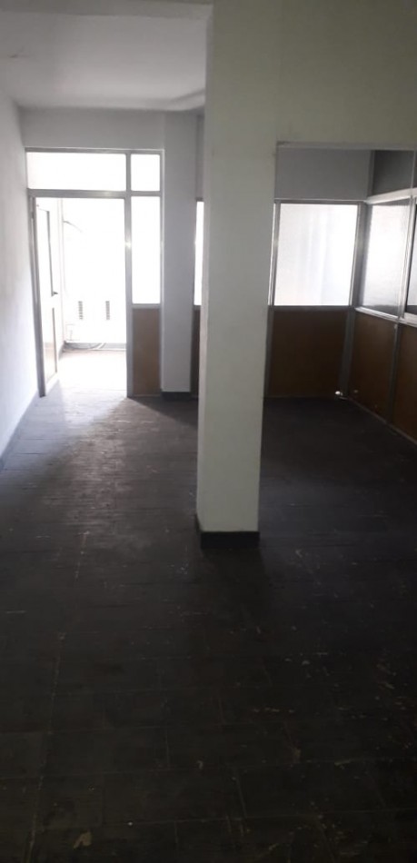 EXCELENTE GALPON EN ALQUILER EN AVELLANEDA. CON BAÑOS, VESTUARIOS Y OFICINAS. 585 M2 EN PB, ENTRADA APTA CAMIONES.