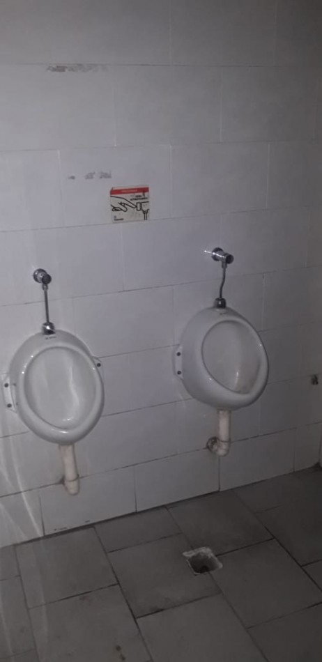 EXCELENTE GALPON EN ALQUILER EN AVELLANEDA. CON BAÑOS, VESTUARIOS Y OFICINAS. 585 M2 EN PB, ENTRADA APTA CAMIONES.