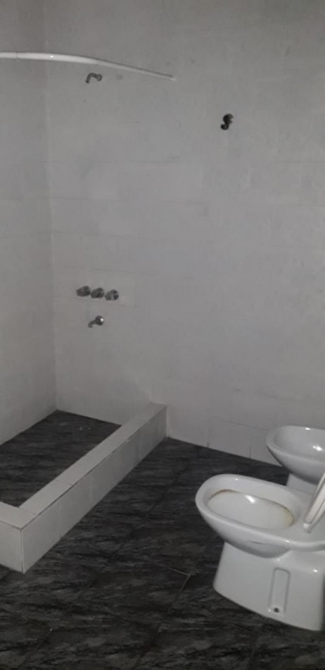 EXCELENTE GALPON EN ALQUILER EN AVELLANEDA. CON BAÑOS, VESTUARIOS Y OFICINAS. 585 M2 EN PB, ENTRADA APTA CAMIONES.