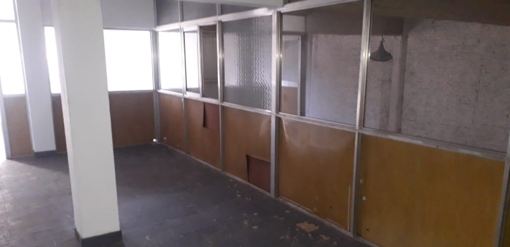 EXCELENTE GALPON EN ALQUILER EN AVELLANEDA. CON BAÑOS, VESTUARIOS Y OFICINAS. 585 M2 EN PB, ENTRADA APTA CAMIONES.