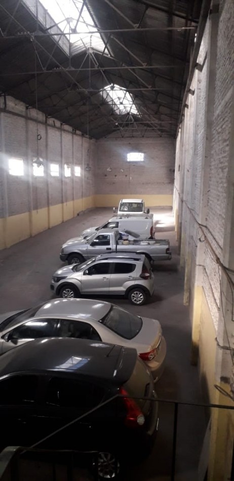 EXCELENTE GALPON EN ALQUILER EN AVELLANEDA. CON BAÑOS, VESTUARIOS Y OFICINAS. 585 M2 EN PB, ENTRADA APTA CAMIONES.