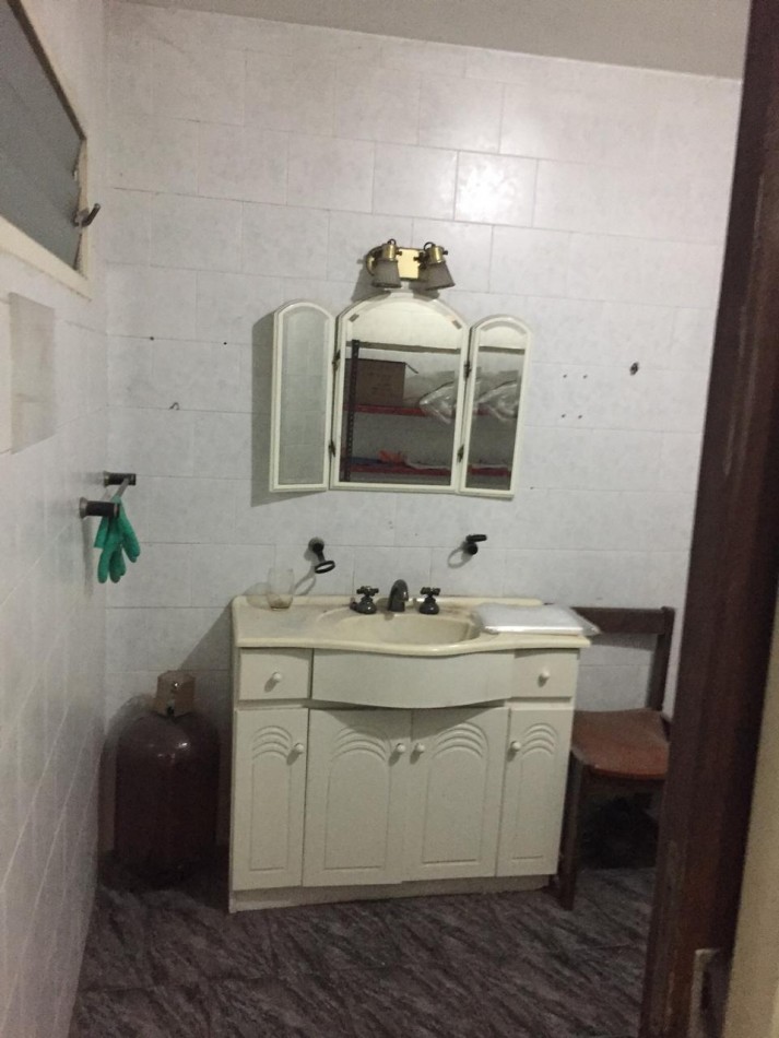 EXCELENTE GALPON EN ALQUILER EN AVELLANEDA. CON BAÑOS, VESTUARIOS Y OFICINAS. 585 M2 EN PB, ENTRADA APTA CAMIONES.