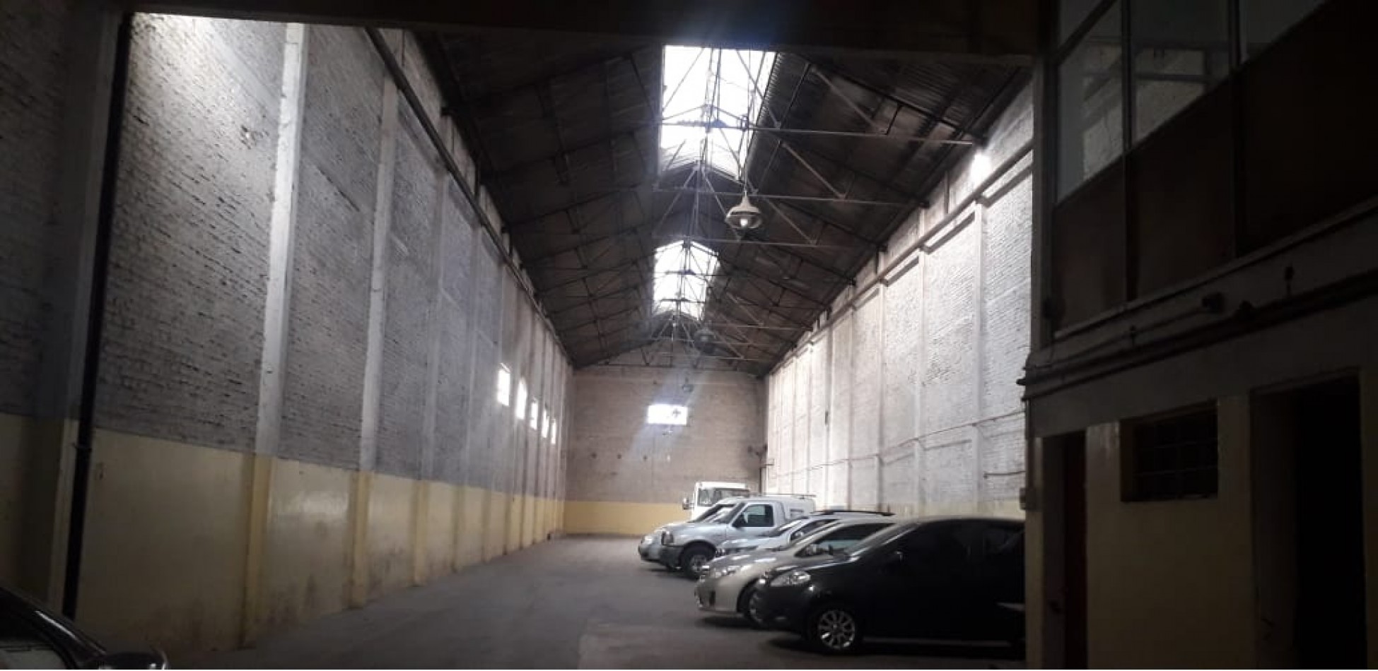 EXCELENTE GALPON EN ALQUILER EN AVELLANEDA. CON BAÑOS, VESTUARIOS Y OFICINAS. 585 M2 EN PB, ENTRADA APTA CAMIONES.