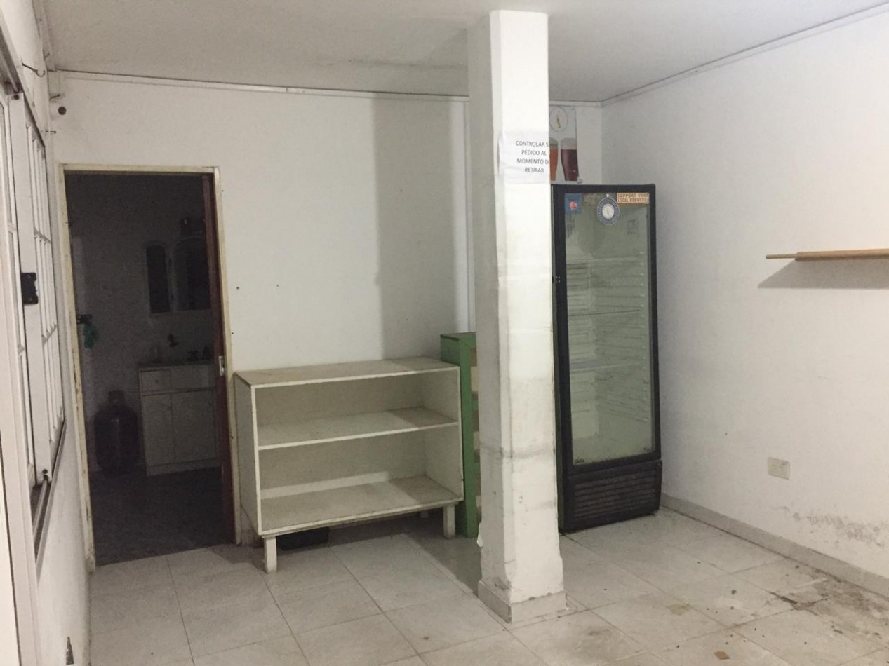 EXCELENTE GALPON EN ALQUILER EN AVELLANEDA. CON BAÑOS, VESTUARIOS Y OFICINAS. 585 M2 EN PB, ENTRADA APTA CAMIONES.