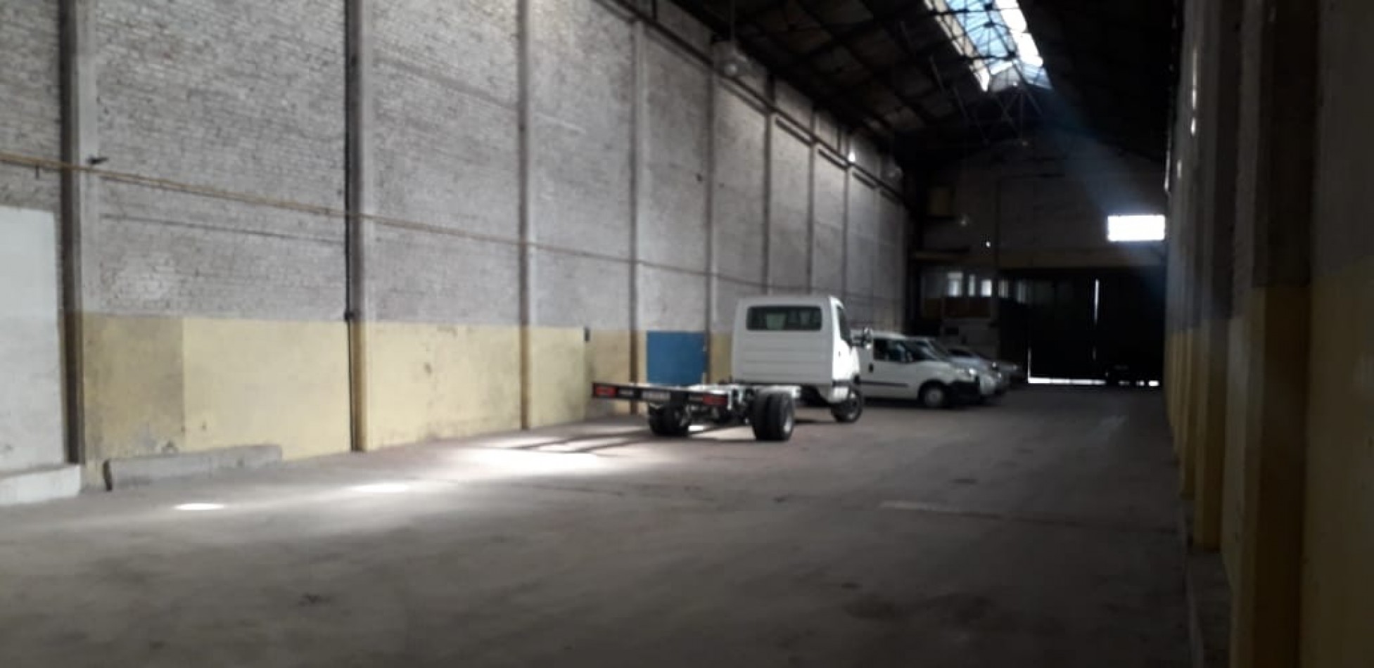 EXCELENTE GALPON EN ALQUILER EN AVELLANEDA. CON BAÑOS, VESTUARIOS Y OFICINAS. 585 M2 EN PB, ENTRADA APTA CAMIONES.